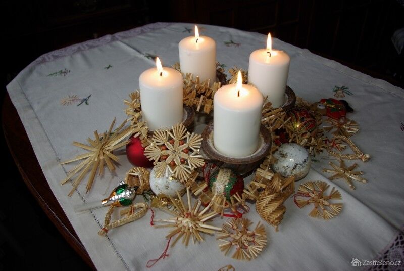 Pořiďte si jednoduchý slaměný svícen a čistě bílými svícemi, autor: vanocnidekorace