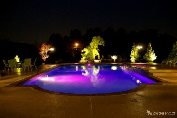 osvětlení bazénu dodá zahradě exkluzivní vzhled