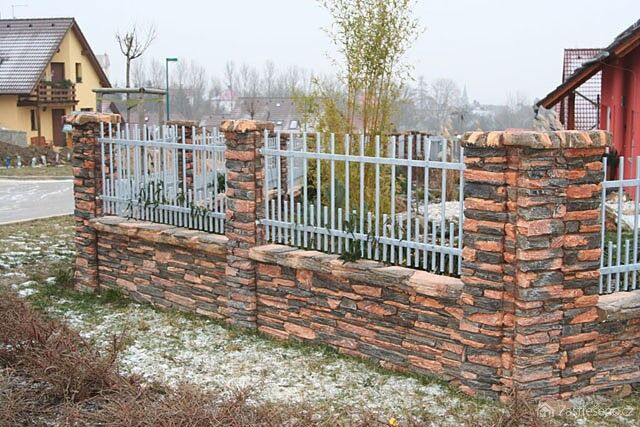 Firma kombinuje klasický dřevěný či železný plot s betonovým základem, autor: Ploty – oplocení.com
