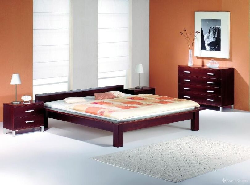 Masivní postel z tmavého dřeva, autor: apdesign