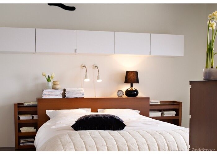 Tmavá postel v kombinaci z bílým prádlem, autor: Ikea