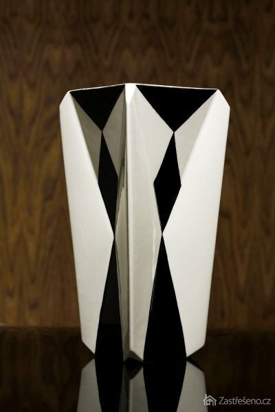 Váza s optickým klamem jako ústřední prvek místnosti, autor: spectrum