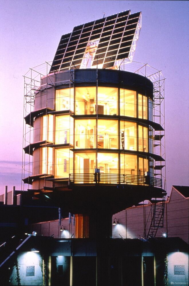 Už v devadesátých letech minulého století ukázala budova Heliotrop cestu energeticky nezávislého bydlení. Foto: wikimedia.org