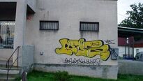 „Umělecké“ graffiti na majetku, které majitel budovy jen těžko docení
