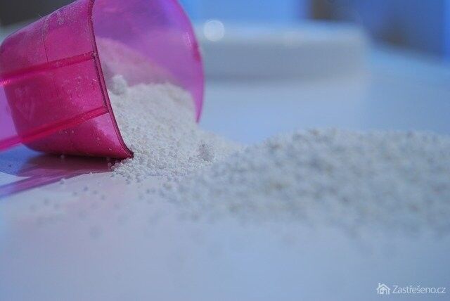 S odstraňovačem skvrn opatrně