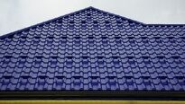 Minimální sklon střechy dokáže zabránit tvorbě kaluží a poškození krytiny