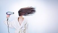 Fén na vlasy vám pomůže i s údržbou domácnosti